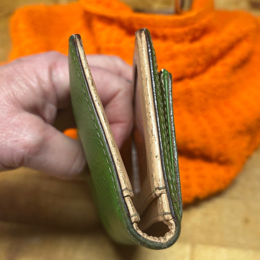 “” SOLD” 



Kate Spade Vibrant Green Wallet - Picture 5 of 13